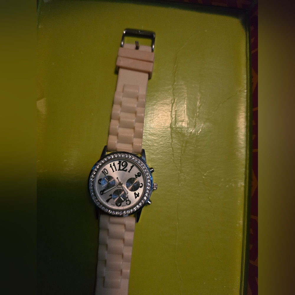 Woman Blinged Out Elegant Creamish Watch Silver Accents. New battery